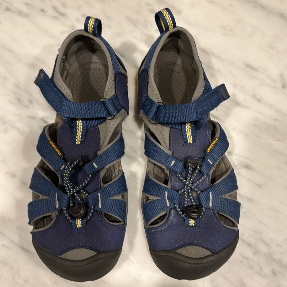 Keen Sandals Youth Size 5 (Big Boy). Washable.